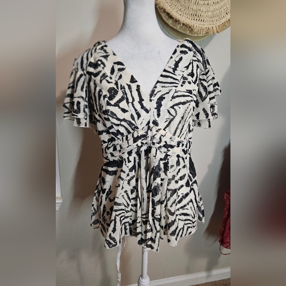 BANANA REPUBLIC Ruffle Sleeve Abstract Zebra Print Blouse. Ivory/black. 4 NWT - Picture 9 of 15